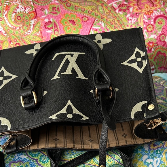 Black Purse with Light Beige Print - Picture 7 of 12